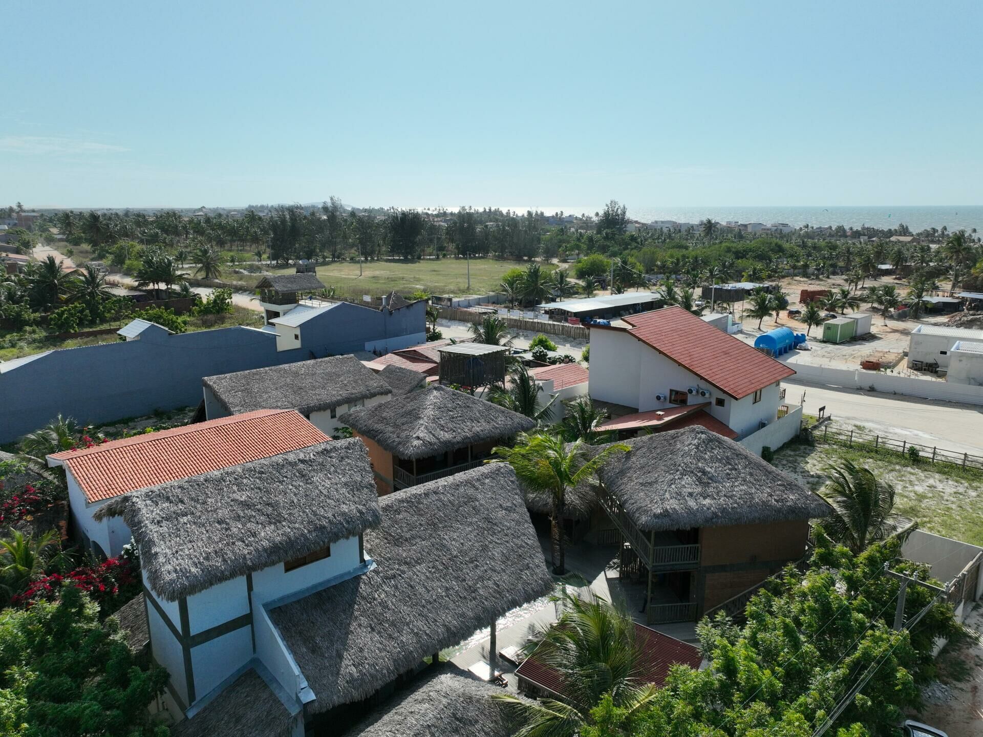 Imagem de Vila rústica com diversas acomodações e piscina no Preá